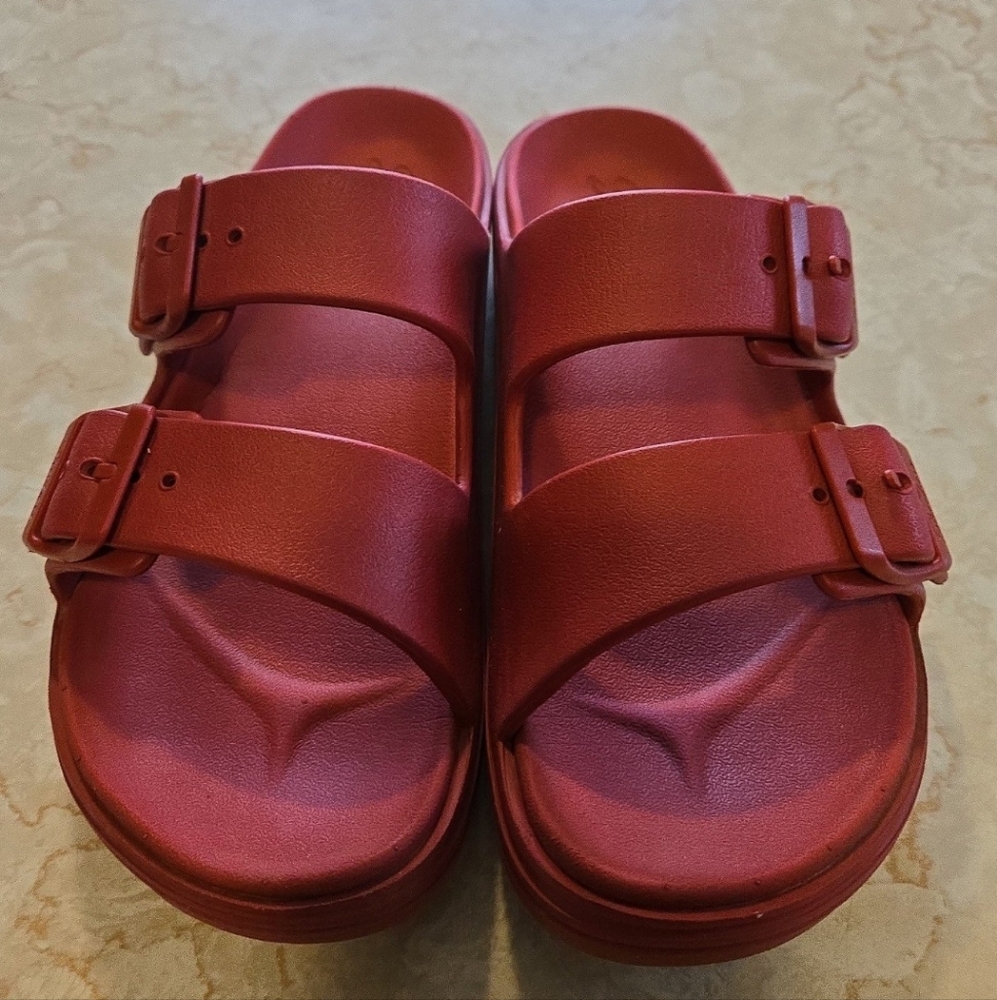 Skechers luxe foam red sandals size 7 (like Birkenstocks)